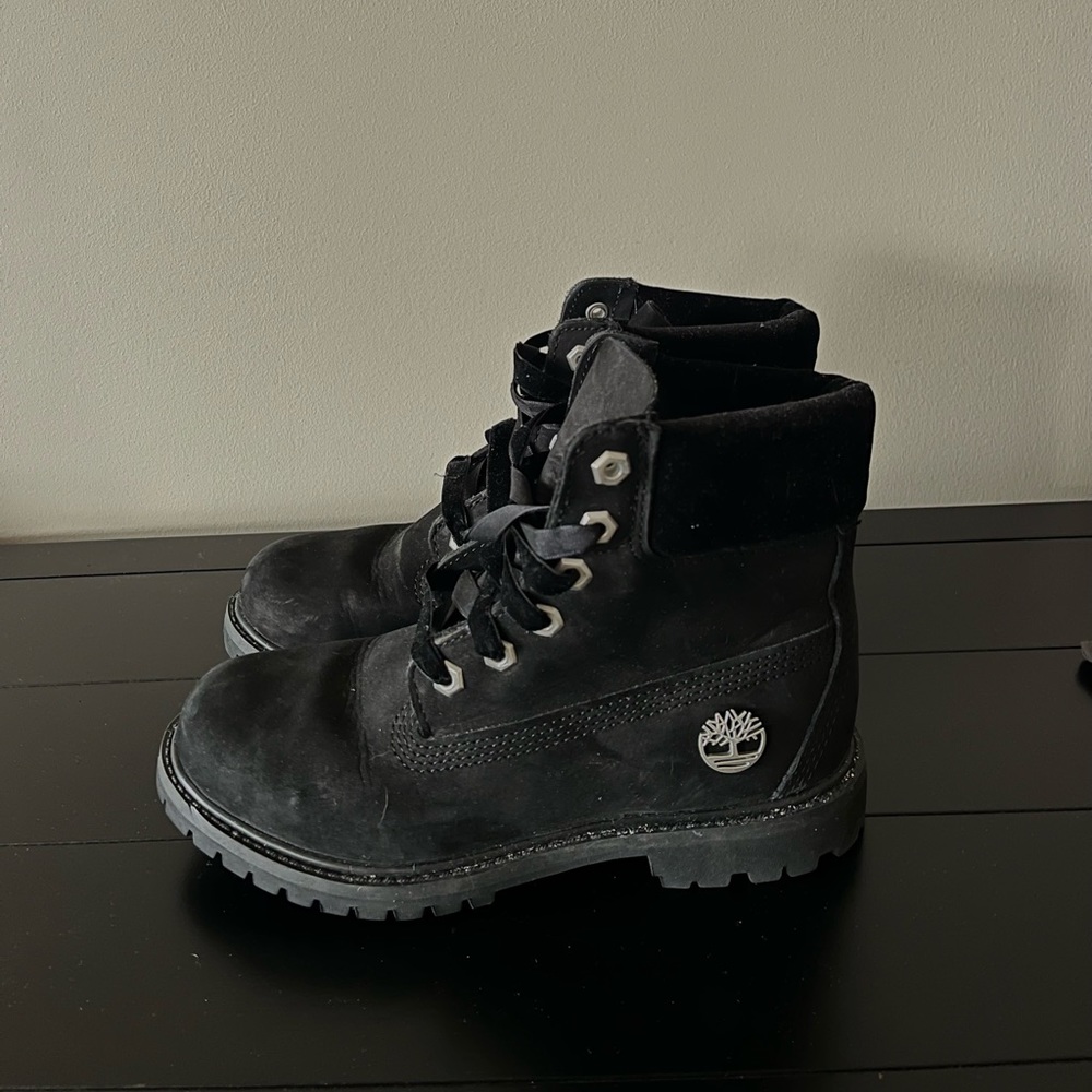 Black women’s Timberland boots